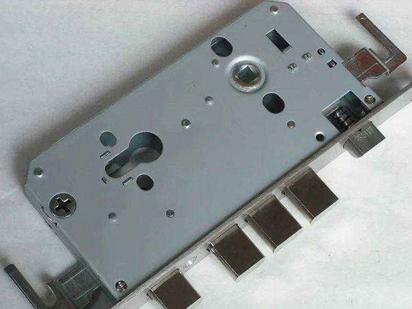 建华24小时上门开锁公司