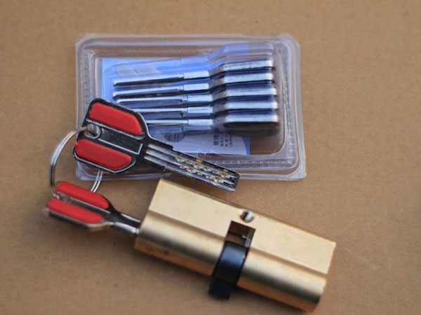 建华24小时上门开锁公司